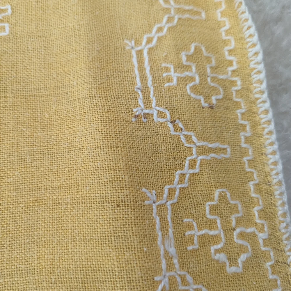 VTG MCM Yellow W White Embroidery Linen Doily Dresser  Table Scarf, Runner 42